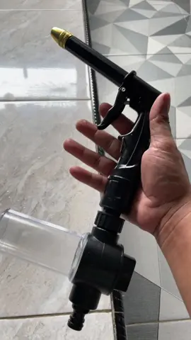 Praktis cuci mobil di rumah dengan Set Semprotan Air Tekanan Tinggi + Tabung Sabun. Dilengkapi 2 mode semprotan (air biasa & foam/sabun), membuat pembersihan lebih maksimal tanpa harus ke tempat cuci mobil. Material logam kokoh, tabung sabun 100ml, mudah dipasang pada selang air biasa. Solusi hemat, praktis, dan efektif untuk merawat kendaraan Anda setiap hari.” #SemprotanAir #SemprotanMobil #CuciMobil #CarWasher #semprotantekanantinggi 