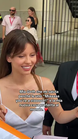 Mia Goth alla Mostra del Cinema di Venezia e io ovviamente le urlo “Miaaaaa you’re a staaaaaar!” e per fortuna attiro la sua attenzione e niente sono felice 🥹❤️ #miagoth #maxineminx #pearl #venezia82 #davedere 