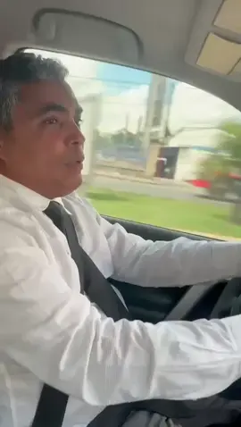 📌 Aprendiendo sobre Gerencia Jurídica con el Abogado Vinicio Aquino: Consejos de Oro para Futuros Profesionales del Derecho Santo Domingo Oeste, R.D.– Durante un recorrido exclusivo por las calles del municipio, el abogado Vinicio Aquino compartió su visión y experiencia sobre la Gerencia Jurídica, ofreciendo valiosas recomendaciones que sirven de guía para los abogados en formación. En entrevista exclusiva para EnLineaTvO, Aquino destacó la importancia de la preparación constante, el compromiso ético y la capacidad de liderazgo como pilares fundamentales para ejercer con excelencia en el ámbito legal. Su trayectoria se convierte en una fuente de inspiración para las nuevas generaciones, que ven en sus palabras una brújula para destacarse y aportar a la sociedad desde la justicia.