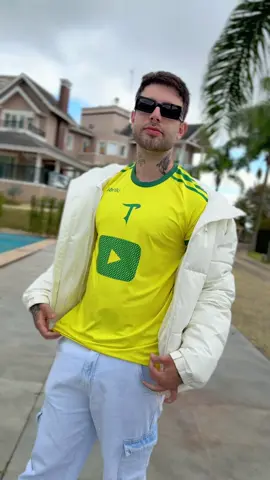 🇧🇷🔥 LANÇAMENTO ESPECIAL 🔥🇧🇷 Acabou de chegar a nova Camisa da Tropa do Taspio, inspirada nas cores da nossa Seleção Brasileira! 💛💚💙 Agora você já tem a camisa perfeita pra assistir e torcer nos jogos do Brasil com a tropa inteira unida! 🙌⚽ E não é só futebol não… essa camisa também é o símbolo de que o Brasil inteiro tá junto na volta do canal do Taspio. 💥