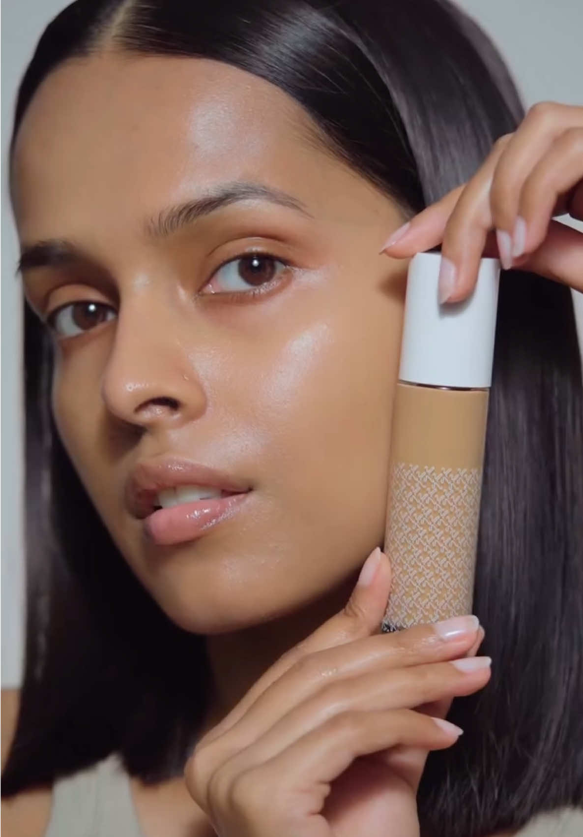 Discover the secret to flawless, hydrated makeup base with “Kay Beauty” Hydrating Foundation! Enriched with Hyaluronic Acid, this lightweight formula keeps your skin nourished and glowing all day.  Available in 20 different shades! DM TO ORDER 🚚  DELIVERY ALL OVER NEPAL 🇳🇵  ❌NO COD NO EXCHANGE AND RETURN❌ #fypシ゚ #makeup #musthaves #kaybeauty #foundation 