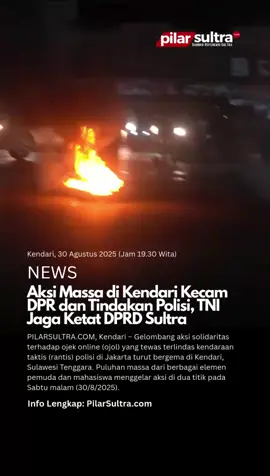 PILARSULTRA.COM, Kendari – Gelombang aksi solidaritas terhadap ojek online (ojol) yang tewas terlindas kendaraan taktis (rantis) polisi di Jakarta turut bergema di Kendari, Sulawesi Tenggara. Puluhan massa dari berbagai elemen pemuda dan mahasiswa menggelar aksi di dua titik pada Sabtu malam (30/8/2025). Pantauan lapangan sekitar pukul 19.30 Wita, massa berkumpul di Bundaran Tank Anduonohu dan By Pass perempatan MT Haryono. Dengan pengeras suara, orator menyampaikan kecaman terhadap aparat kepolisian serta kritik keras terhadap DPR RI. Dalam orasinya, massa menegaskan tiga poin utama. Pertama, mengecam tindakan aparat kepolisian yang menyebabkan tewasnya seorang driver ojol di Jakarta. Kedua, menyerukan kepada elemen mahasiswa dan pemuda di Kendari agar melakukan aksi solidaritas lebih besar pada 1 September 2025. Ketiga, mengecam arogansi DPR yang dinilai tidak menunjukkan empati dan gagal menjalankan fungsi sebagai wakil rakyat. Suasana sempat memanas, namun situasi masih terkendali. Sementara itu, pantauan di Gedung DPRD Sulawesi Tenggara menunjukkan penjagaan ketat oleh aparat TNI. Barisan personel tampak bersiaga di sekitar area kantor dewan sejak sore hingga malam hari untuk mengantisipasi kemungkinan aksi meluas seperti yang terjadi di Makassar sehari sebelumnya. Hingga berita ini diturunkan, massa masih bertahan di titik aksi sambil bergantian berorasi. Lalu lintas di kawasan By Pass terpantau padat namun tetap kondusif. (pan)#news #demonstrasi #kendari