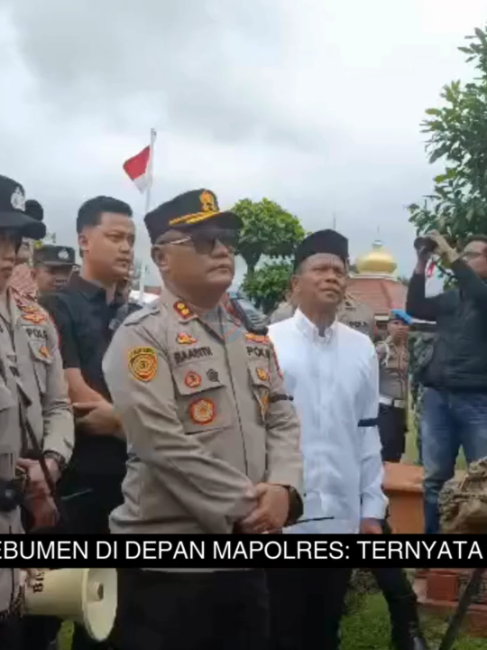 Aksi Mahasiswa Kebumen di Depan Mapolres Ternyata ini Tuntutannya! Puluhan mahasiswa dari berbagai organisasi menggelar aksi solidaritas besar-besaran di depan Mapolres Kebumen! 🚨 Mereka menuntut 6 POIN TEGAS terkait sikap aparat dan kebijakan pemerintah. 😱 “Kalau aparat tak lagi bisa membedakan rakyat dan musuh negara, siapa yang mereka jaga?” – seruan mahasiswa yang bikin merinding! 😮 📢 Bagaimana menurut kamu, setuju dengan tuntutan mahasiswa ini? Atau ada pendapat lain? Tulis di kolom komentar ya! 👇 📰 Baca BERITA LENGKAP dan detail tuntutan mahasiswa hanya di 👉 kebumen24.com ✅ Jangan lupa FOLLOW, SUBSCRIBE, LIKE, dan SHARE untuk update berita terbaru dari Kebumen dan sekitarnya!
