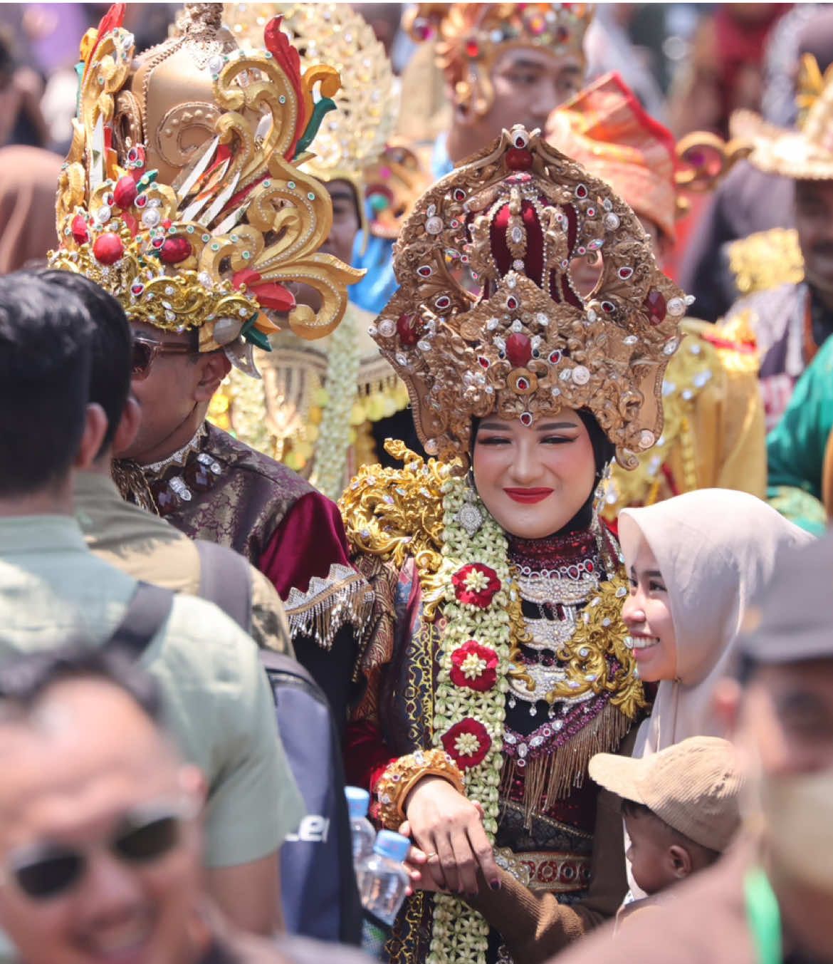 Ning Marisa Dampingi Bupati Probolinggo Buka Karnaval Probolinggo Sae 2025 Probolinggo, 30 Agustus 2025 – Ketua TP PKK Kabupaten Probolinggo, Ning Marisa, mendampingi Bupati Probolinggo dr. Mohammad Haris (Gus Haris) dalam pembukaan Karnaval Probolinggo Sae 2025 yang berlangsung meriah pada Sabtu (30/8). Karnaval tahun ini mengambil start di depan SMPN 3 Kraksaan dan berakhir di Kelurahan Kandangjati Kulon, Kecamatan Kraksaan. Sepanjang rute, ribuan masyarakat tumpah ruah, tidak hanya menyaksikan, tetapi juga menyapa dan berfoto bersama Bupati Gus Haris, menambah semarak sekaligus mempererat kedekatan antara pemimpin daerah dan warganya. #karnavalsae @Gus dr. Haris 