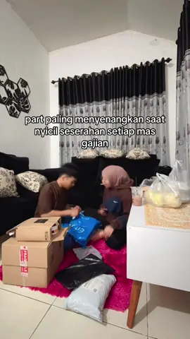 Finally, udah nyampe difase unboxing paket seserahan berdua. Terimakasih mas buat semua yg kamu kasih ke aku, sehat selalu dan lancar terus rezekinya. Doain yaa lancar semua sampai hari H, semangat juga buat catin2 diluar sana❤️ #fyp #seserahan #catin #weding 