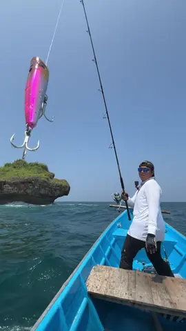 Salam satu hobi sobat Anglerku dimanapun anda berada wkwkwk. Salam EeeeMuach!!!! Sekebon 😘😘😘🐳🐳🐳 • Masih bersama bro @ariiq belajaran popping bareng. Suwun juga mase @ACC HP JOGJA videonya 🙏🏻🖕🏻🤣 • #shimano #popping #boatfishing #fishing #fishinglife #castingfishing🎣 #saltwaterfishing #pelagic #mancingmania #mancingayogas #jogja24jam #fyppppppppppppppppppppppp #fyp 