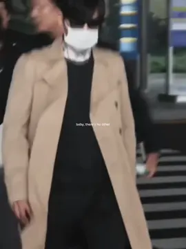 When you try to hide from the paparazzi... but you’re too iconic. 💎📸 #choiseunghyun #tttop #ttt #player230 #choiseunghyuntop 