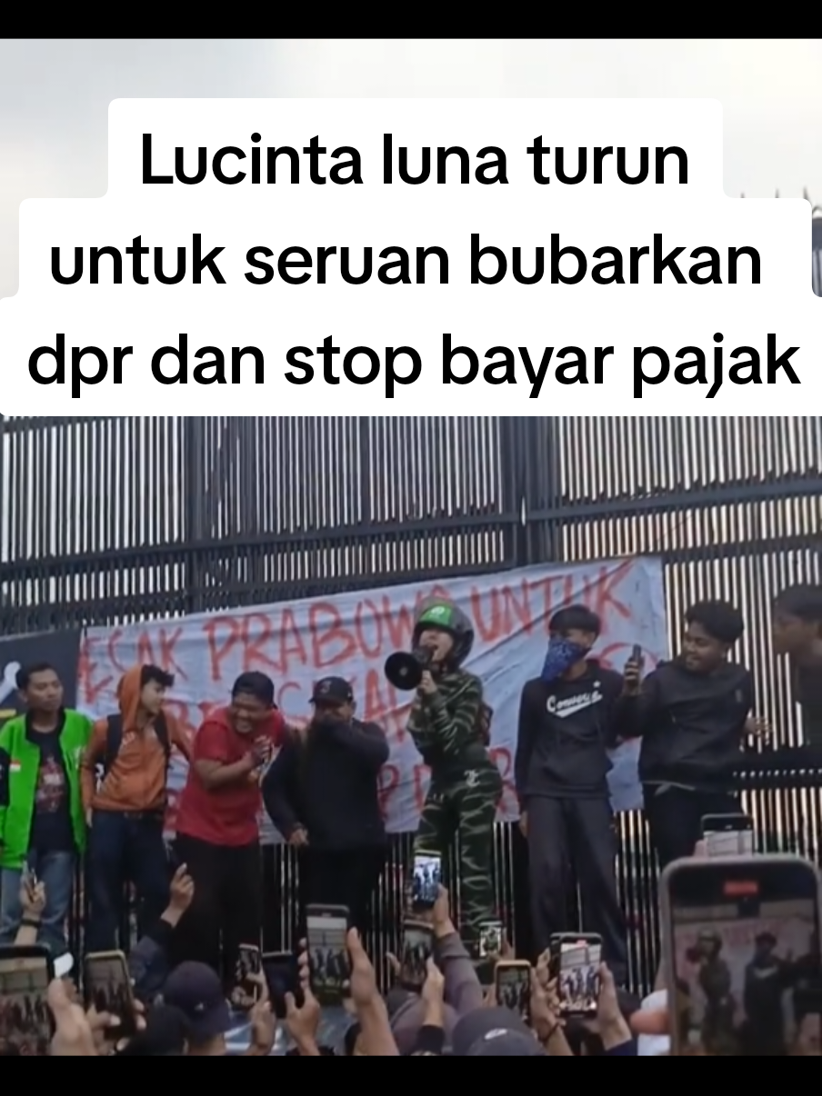 viral video lucinta luna turun diantara pendemo untuk seruka bubarkan dpr, dan stop bayar pajak#demo #dpr #pemerintah #terkini #lucintaluna 