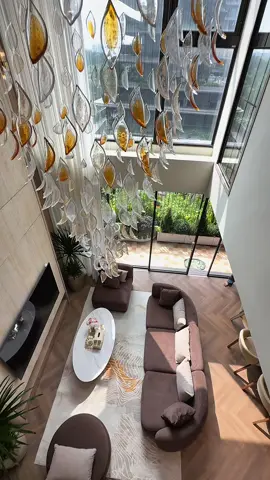 Hai không gian ưng ý nhất trong ngôi nhà ở Landmark 1 căn duplex với trần cao. Và phòng ngủ có một ghế bank dài rất đẹp #duplex #ecopark #landmarkecopark 