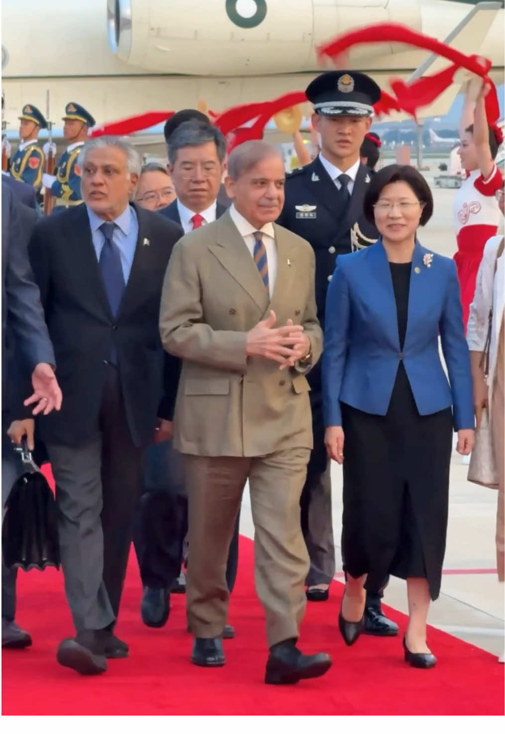 Prime Minister Muhammad Shehbaz Sharif was warmly received on arrival in Tianjin, China. 🇵🇰🫱🏼‍🫲🏽🇨🇳 Prime Minister will attend the 25th SCO Council of Heads of State and the 80th anniversary of the Chinese People’s War of Resistance. #PakistanAtSCO