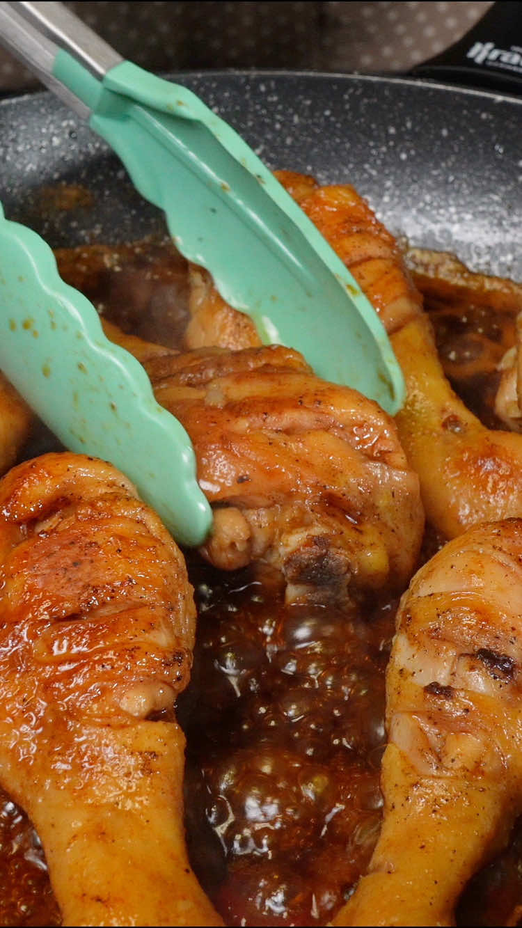 Эти ножки вкуснее, чем в ресторане! Секрет в одном напитке... Ингредиенты: 🍗 Куриные ножки - 6-8 шт. 🧂 Соль, чёрный перец - по вкусу 🧈 Сливочное масло - 2 ст.л. 🌻 Растительное масло - 2 ст.л. 🍺 Пиво светлое - 250 мл 🍯 Мёд - 1 ст.л. 🧄 Чеснок - 2 зубчика 🌶️ Перец чили - по вкусу 🥄 Паприка - 1 ч.л. 🖤 Соевый соус - 4 ст.л. #куриныеножки #рецепткурицы #ужин #рецептынакаждыйдень #курицанасковороде    
