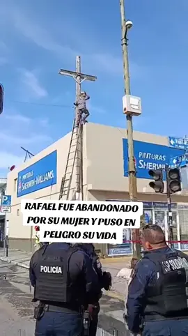 #viraltiktok #playadelcarmen #comparte #quintanaroomexico #enterate 🚨Más de seis horas de tensión por rescate de hombre intoxicado en el techo de una tienda Un operativo de más de seis horas mantuvo en alerta a los cuerpos de emergencia y seguridad de la ciudad, luego de que un hombre bajo los efectos del alcohol y las drogas subiera al techo de una tienda de pinturas, ubicada en la colonia Centro, entre avenida Juárez y 30 avenida. De acuerdo con testigos, el individuo manifestó haber sido engañado por su pareja sentimental, lo que lo llevó a ingerir bebidas alcohólicas y consumir estupefacientes. Con el paso de las horas, comenzó a presentar un comportamiento errático y delirios de persecución. Ya en lo alto del inmueble de la empresa Sherwin Williams, gritaba que era seguido por sujetos armados, situación que alarmó a vecinos y transeúntes, quienes de inmediato solicitaron la intervención de las autoridades a través del número de emergencias 911. En cuestión de minutos, la zona fue sitiada por policías, elementos de Protección Civil y paramédicos, quienes establecieron un perímetro de seguridad para resguardar a la población y facilitar las labores de rescate. El operativo provocó cortes a la circulación vehicular en las inmediaciones, lo que generó complicaciones de tránsito durante gran parte de la madrugada. La tensión se prolongó debido a que el hombre, fuera de control, se resistía a recibir ayuda. Desde lo alto del techo lanzó pedazos de bloques contra los cuerpos de emergencia, quienes tuvieron que extremar precauciones para evitar lesiones y mantener la calma en el lugar. No fue sino hasta cerca de las 9 de la mañana cuando personal de Protección Civil logró subir hasta donde se encontraba. Para ese momento, los efectos de la intoxicación habían disminuido, lo que permitió entablar un diálogo y persuadirlo de descender. Finalmente, el sujeto colaboró con las autoridades y el operativo concluyó sin mayores incidentes. Una vez controlada la situación, el hombre fue atendido por paramédicos y posteriormente detenido por alterar el orden público, quedando a disposición de las autoridades correspondientes. El hecho generó expectación entre vecinos y comerciantes de la zona, quienes durante horas presenciaron el despliegue de patrullas, ambulancias y personal especializado, mientras el hombre permanecía en lo alto del inmueble.