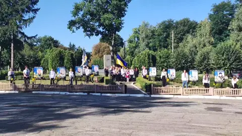 29 серпня — день, коли стискається серце… Ми згадуємо тих, хто віддав життя за нашу свободу. Їхні імена назавжди у пам’яті, їхня жертва — у кожному нашому подиху. Вічна шана Героям України. 🕯️💔 #dzenzelivka #ззсо_dzenzelivka 