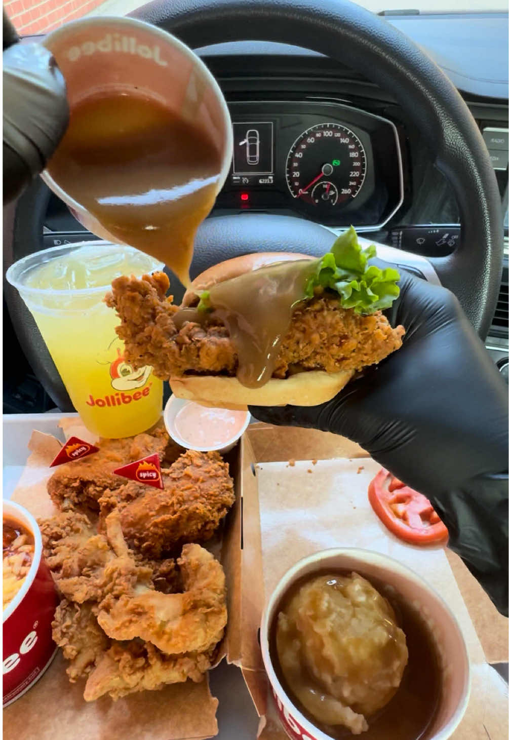 Huge chicken sandwich from Jollibee 🐔🐝🔥  #Foodie #mukbang #eatingshow #pov #fyp #usfoodtok moe eats #asmr #usa #canada @Jollibee @Jollibee USA 