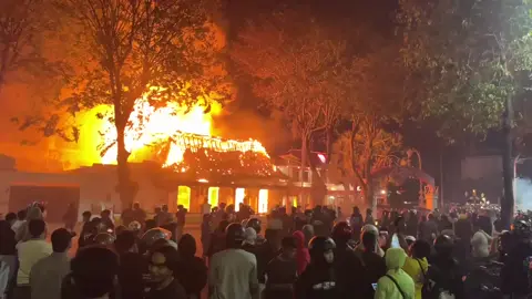 Surabaya Mencekam, Gedung Negara Grahadi Surabaya Dibakar Massa Aksi SURABAYA, Sabtu (30/08) suaraindonesia-news.com – Gedung Negara Grahadi, salah satu bangunan bersejarah dan ikon Kota Surabaya, terbakar pada Sabtu (30/8/2025) malam. Kebakaran diduga dipicu oleh aksi massa yang berlangsung di sekitar lokasi. Menurut informasi yang dihimpun, api muncul setelah adanya pelemparan benda yang diduga bom molotov. Api dengan cepat merambat ke beberapa ruangan, termasuk pressroom dan ruang wakil gubernur. Sejumlah kendaraan bermotor di sekitar lokasi juga dilaporkan ikut terbakar. Baca Juga :  Angin Kencang, Dua Rumah Warga Rusak Parah Hingga berita ini diturunkan, aparat keamanan masih melakukan upaya penanganan di lokasi. Situasi di sekitar Gedung Negara Grahadi dilaporkan belum sepenuhnya terkendali. Belum ada keterangan resmi terkait penyebab maupun motif aksi yang berujung pada kebakaran tersebut. Namun, peristiwa ini diduga berkaitan dengan aksi unjuk rasa yang sebelumnya terjadi di Jakarta dan beberapa daerah lain. Baca Juga :  Awalnya Tidak Tahu, Kasatpol PP Bangkalan Akhirnya Paparkan Belanja Seragam TA 2019 Pihak berwenang belum dapat memastikan jumlah kerugian akibat kebakaran maupun kerusakan fasilitas yang terjadi. Penyelidikan lebih lanjut akan dilakukan untuk mengetahui secara detail kronologi peristiwa #beritaviral #demo #demosurabaya #gedunggrahadisurabaya #beritasurabaya 