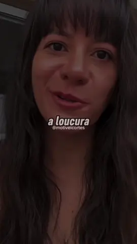 Eu não quero ser a loucura da sua vida. Quero ser o colo, o cafuné, a calmaria que te faz esquecer, por alguns minutos, do mundo lá fora. 💛 Como nos lembra “A Arte de Amar” de Christian Dunker, amar é presença, cuidado e atenção genuína. Não é caos, não é drama. É simplesmente estar ali. ✨ Link do livro no vídeo ❤️ #AArteDeAmar #ChristianDunker #AmorQueCuida #CuidadoQueAcalma #AfetoVerdadeiro #PresençaQueTransforma #AmorMaduro #MomentoDePaz #RelacionamentosSaudáveis #CarinhoQueFazBem
