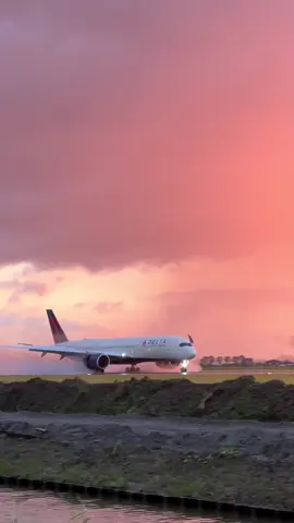 Delta Airbus A350-941 landing at Amsterdam Schiphol in the morning. Rain+sunrise together create a perfect play of colors ✈️😍 #deltaairlines #delta #amsterdam #spotting #airbusa350  @delta  @goldencharlie_aviation @Cristi ✈️ @AnnaA380 @Marc Helbling 🇨🇭🇨🇭🇨🇭🇨🇭 @Muckbuck Aviation @✈𝓐𝓿𝓲𝓪𝓽𝓲𝓸𝓷 𝓰𝓲𝓻𝓵 ✈ @𝓐𝓷𝓷𝓪 ✈️ @PlaneSpotta🔥 ✈️D-AMAA✈️ @Aleeolaaa92✈️♥️👩🏼‍✈️ @marco_triple7 @Mike @N a t h a l i e @HunVikingg ✈️ @Damaris @G-VLUX @Gemie @Gem ✈️ @zrhaviation_today @z.aviation.x @only_me✈️🩷 @Lara Lux @Radiocheck ✈️ @Viivii🌻 @✈️~Lilly~✈️ @✈️Aviation✈️ @Sara🌸 @Schiphol Airport AMS @𝐉𝐊𝐆_𝐒𝐏𝐎𝐓𝐓𝐄𝐑 ✈️💚 @Ina1907 