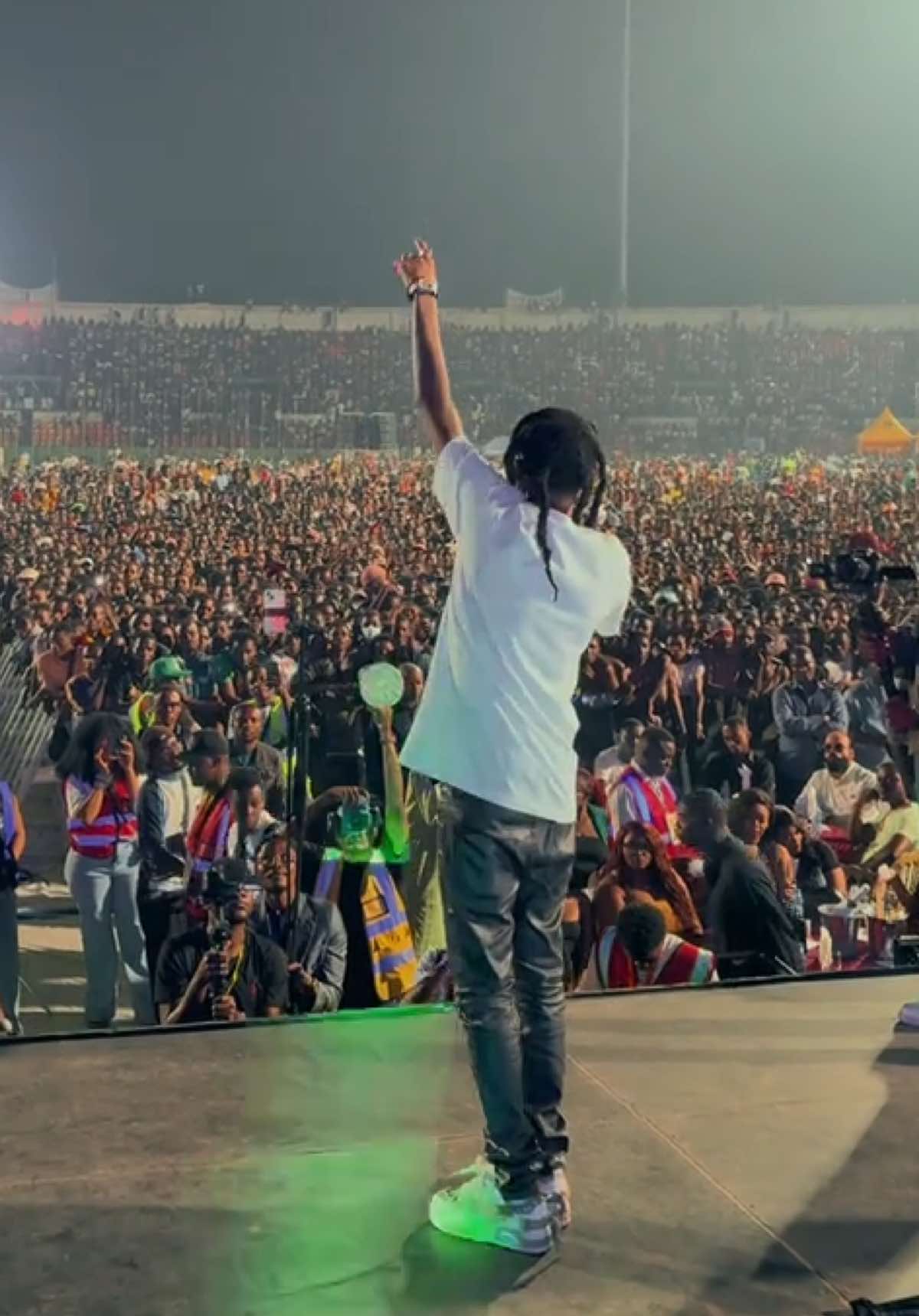 RDV LE 27 SEPT. AU PALAIS DES CONGRÈS  Avec votre humble chanteur Congolais 🇨🇬  Un concert 100% Live à partir de 15H ‘ 🕒  Réservez déjà vos tables au : +242 06 721 12 12  #concertlema #27septembre #palaisdescongrès 