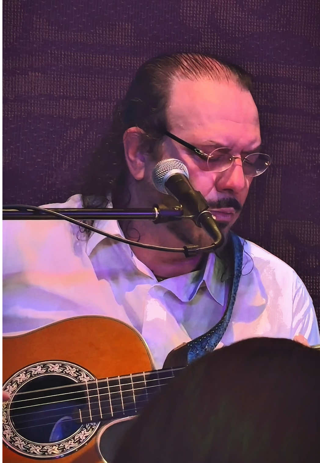 “Y mira que queriendo como bien te quise yo, quien se viene hoy a marchar?” Noche sin luciérnagas no es solo una canción de ruptura, es la aceptación desde la perspectiva del que no quiere terminar pero sabe que no hay más futuro a lado de la persona amada, es “devolver la libertad y retornarme y caminar sin ir a ti”  Es saber que tiene que reinventarte aún cuando no está la otra parte del ser y poniendo la mejor de las sonrisas, no es culpa de nadie solo el amor se acabó y no volverá más. “Recordaré las horas a tu lado como el sabor que probado nunca se llega a olvidar” como los sabores que se prueban por vez primera y marcan un momento que se vuelve atemporal, estará presente en cualquier instante sin aviso previo y sin embargo deberá resignarse de esos momentos que pasarán sin fecha de vencimiento  #fernandodelgadillo #nochesinluciernagas #trova #cancion #compositor 