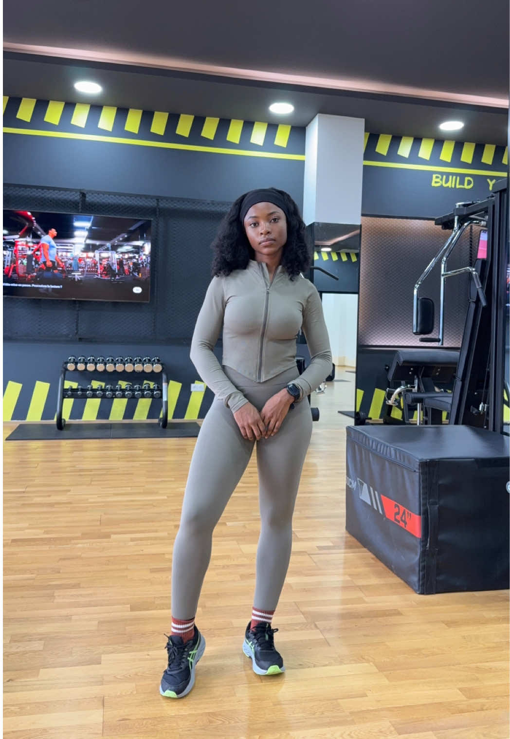 Outfits pour la salle gym mais aussi pour les balades et activités quotidiennes disponibles. Nous proposons divers modèles en supplément de cet ensemble. Nous vous attendons. #activewearcameroun 