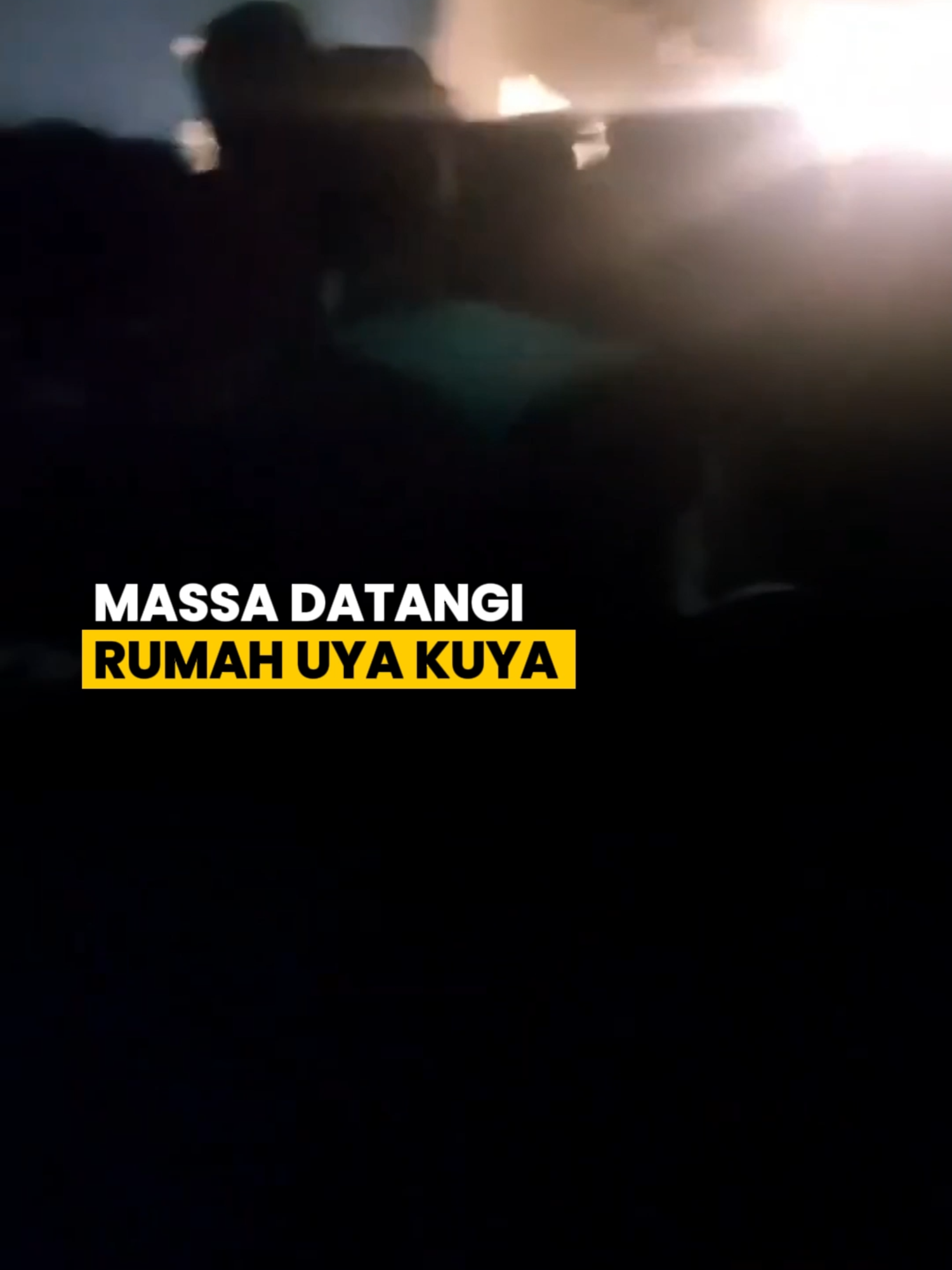 Kediaman artis sekaligus anggota DPR RI, Uya Kuya, di kawasan Jakarta Timur, didatangi massa pada Sabtu (30/8/2025) malam. Sumber: Berbagai Sumber Editor Video: Rio Andhika #sukabumiupdatecom #sukabumiupdate #viral #uyakuya