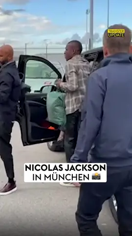 Nach Sky Sport Informationen ist Jackson mit seinem Berater Ali Barat nach seiner Landung um 16:55 Uhr noch in München. Barat, Chef der Agentur EPIC, versucht, die Leihe seines Klienten zu den Bayern noch zu retten. So bestätigte auch Diomansy Kamara aus dem Berater-Team von Jackson via Instagram, dass der Spieler vorerst in München bleiben wird. Die Gespräche laufen auf Hochtouren. 🥵 