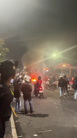 Aksi massa di depan Kantor Samsat Katang, Kabupaten Kediri terus menggeber-geber motor mereka. #kediri #demo #kedirijaya #samsat #dprd 