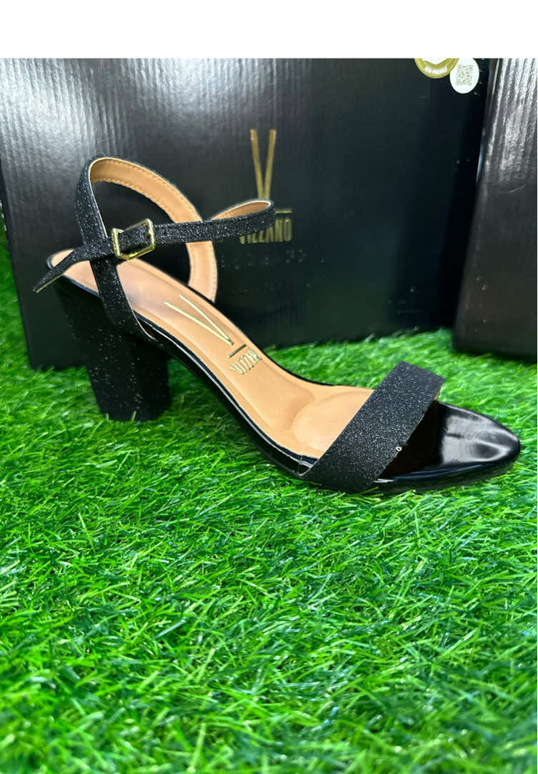 Melhor estilo VIZZANO 🖤 Pretinho que a gente ama nada básico! 🖤😍 #vizzano #vizzanolovers #euamovizzano #sandaliasfemininas #sandalia 