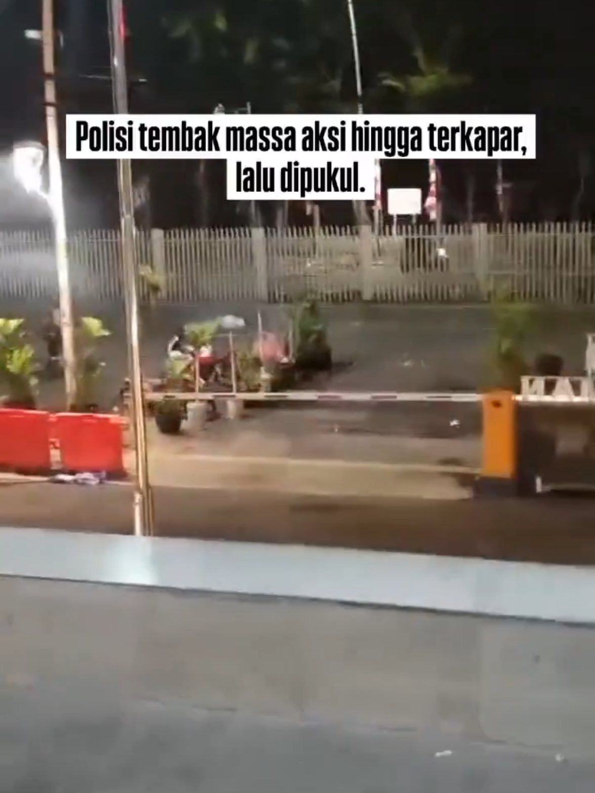 Polisi t3mbak massa aksi hingga terkapar, lalu dipukul. Lokasi: Polres Jakarta Timur, Jatinegara, dini hari ini.  🚨🚨🚨🚨 PERHATIAN UNTUK KALIAN YANG BERADA DI ZONA MERAH . TOLONG PULANG SEKARANG‼️ PULANG BARENG BARENG, JANGAN SENDIRIAN ‼️. Jika merasa keamanan anda terancam, kami menyarankan untuk segera mundur dan cari tempat aman. Utamakan keselamatan diri dan keselamatan warga. Jangan terprovokasi, lindungi minoritas, lindungi sesama, jangan ambil barang warga. Semoga Allah Selamatkan & Lindungi Kalian Semua ‼️ #jakarta #demo2025 #polisi #kwitang #mundur 