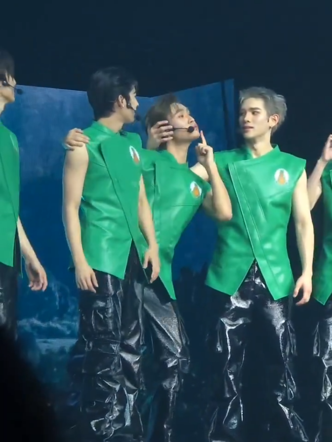 nantangin sih 🤣🤣 [ #geminifourth #gemini_nt #fourthnattawat #GFAWAKEConcertD1 #fyp ]