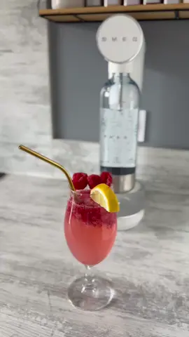 Transformez votre eau du robinet en boissons pétillantes maison grâce à la machine à eau gazeuse Smeg. Élégante, simple d’utilisation et sans branchement électrique, elle vous offre une alternative écologique et économique aux bouteilles plastiques. Créez vos propres sodas selon vos envies, contrôlez vos ingrédients et profitez d’une eau fraîche et pétillante à tout moment.  #Smeg #EauGazeuse #Maison #ZeroDechet #EcoFriendly 