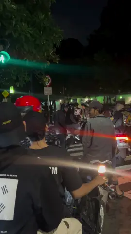 Malam ini… ada cerita dari peserta demo yang mau pulang. Di lampu merah, segrombol orang ngarahin massa ke rumah Ketua DPR Puan Maharani. Bahkan ada yang nunjukin kalau ada grup WA berisi arahan demo & kerusuhan! 📲😱 Pertanyaannya: 👉 Ini murni suara rakyat? 👉 Atau ada penyusup yang sengaja menggiring amarah ke titik tertentu? #DemoDPR #PuanMaharani #PenyusupKerusuhan #JakartaMencekam #DemoMalamIni   