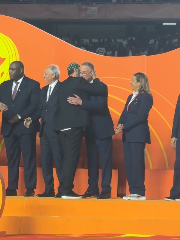النخب الوطني السيد طارق السكتيوي يستلم الميدالية الذهبية #كأس_أمم_إفريقيا_للمحليين #كرة_قدم #المغرب #اكسبلور 