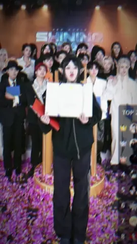 kết thúc một mùa công hội shining stars nữa. tuy hơi tiếc vì khoảng cách để sưu tầm thêm 1c cup cho chị bé hong quá lớn, nhưng đó chỉ là cảm xúc tiếc 1 chút thoi, còn cảm xúc chính của mùa này chính là SĨ LÊN CẢ NHÀ 🍄 ƠIII!!! nhà mình giúp cổ đạt được top 4 là quá đỉnh rồi. cổ đã tham gia 5 mùa thi với 2 cup TOP 1, 1 cup TOP 2, 1 cup TOP 3 và lần này vẫn xuất sắc đạt giải top 4. hãy tự tin gáy như cách cổ vẫn hay gáy đi mọi ngườiiii!!!! sĩ lên cả nhàaa vì với thành tích như vậy thì sếp của chúng ta đủ là huyền thoại tập đoàn new world rồi!!!! nhà nấm mãi đỉnhhh 🍄💖💯 @Đồng chí Yi 🍄  #yiyi #tworld015 #top1 #xh 