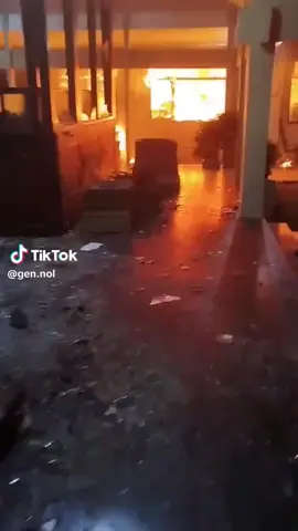 tulung cah.. tujuan utama kalian bukan museum.. sangat di sayangkan kalau benda-benda bersejarah sampai hilang dan hancur 🙏🏻🙏🏻 