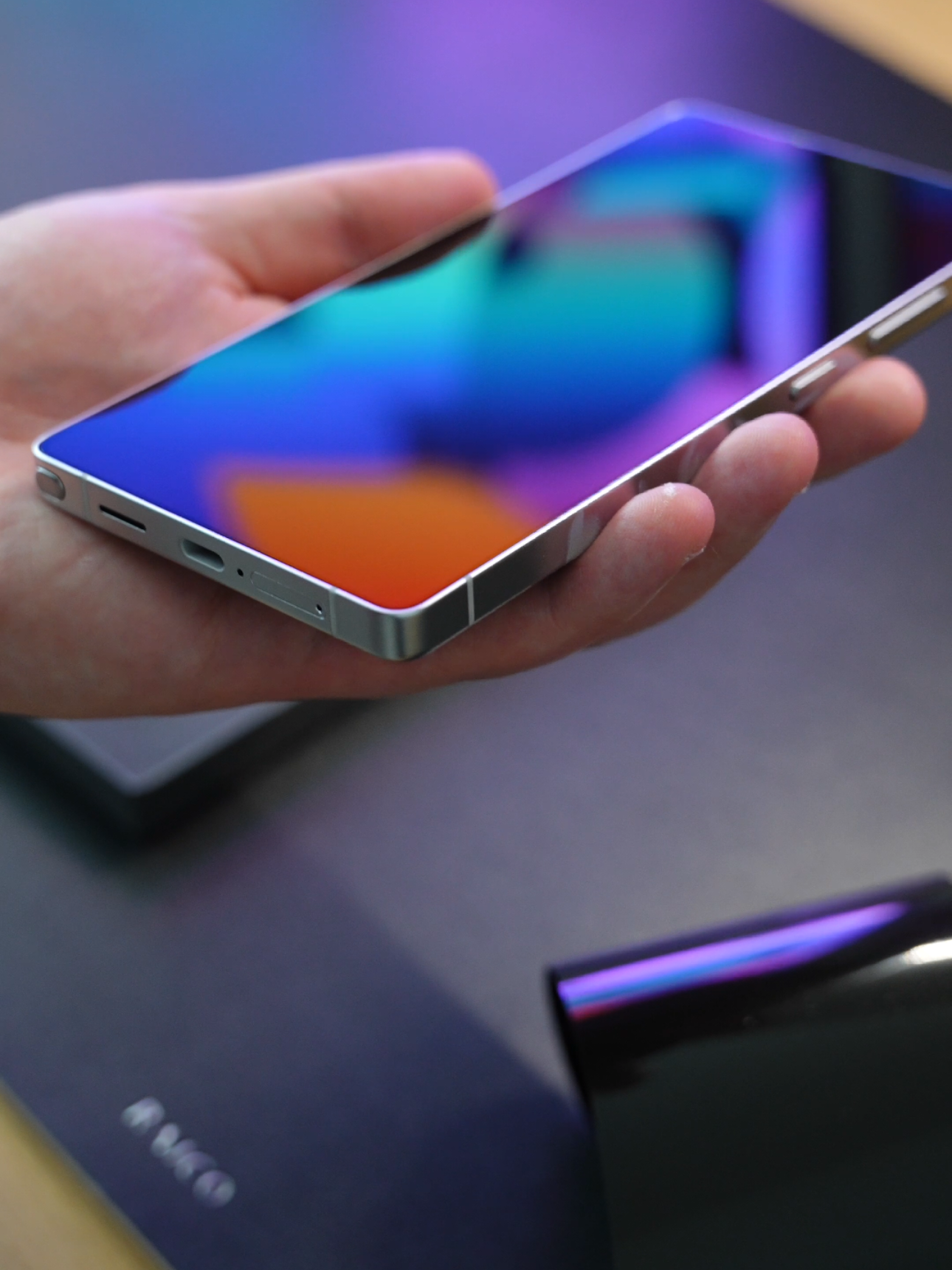 I Switched from iPhone to Samsung 🤯 Recorded this a couple of weeks ago and forgot to post 🙈 After many of my friends said I should try it and give it a go and just overall being kind of bored of the super small incremental changes of iPhones from year to year I decided to switch to Android 👀 I have a lot of thoughts which i will try to document in my next video 🫡 Worst thing for me has to be how bad Google Pay / Samsung pay is and the chip barely works when doing contactless payments. Another annoying one is no dedicated podcast app and overall the apps on the Play store feel way less polished and optimized. There is a lot more positives such as the performance of the phone is phenomenal and the screen is absolutely beautiful 👌🏻 I also really like the shape of the phone 📱  Are you team iPhone or Android?  #samsunggalaxys25 #samsunggalaxy #androidvsiphone #android #androidphone  Music by @finesteinburg - Dreamscape Drip via @hellothematic