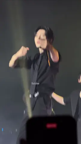 But he’s not as cool as Sunghoon #enhypen #sunghoon #parksunghoon #enhypeninbrussels #wtltourenhypen 