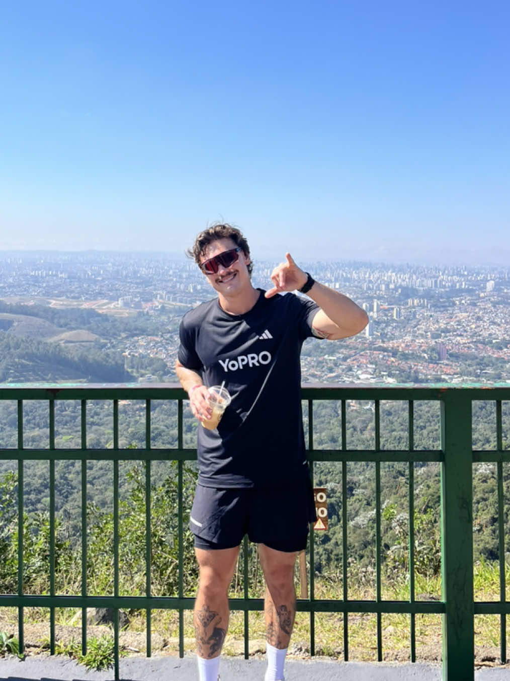 Se tem desafio, tem Dequin. E dessa vez a @YoPRO Brasil me deu um gás a mais pra cruzar a linha de chegada! Hoje foi dia de YoPRO Day, e de 5km de uma corrida bem desafiadora até o Pico do Jaraguá, mas que a energia da galera não deixou desanimar em momento nenhum! No final, ainda rolou um recovery e muito YoPRO pra recuperar da subida. Ansioso pelo proximo desafio! Imagens ilustrativas. Alguns produtos contêm glúten.