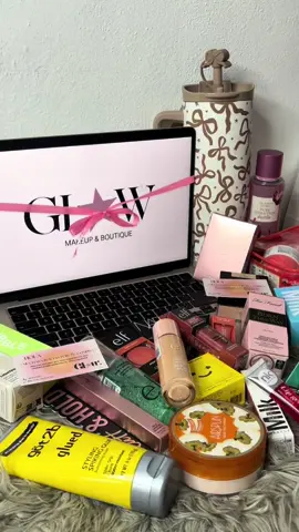 Estoy demasiado feliz de poderles compartir que gracias a ustedes Glow makeup se extiende a Glow makeup & Boutique 🎀🩷⭐️ ig.Glowmakeup.tpc  Encuentra todo el maquillaje gama media y gama alta,encuentra termos,lociones y cremas vs,touch lands,geles de bath and body works y muchísimos más productos originales aquí !🇺🇸 (Yo misma viajo a usa para poderles traer productos seleccionados y al mejor precio)🫰🏻#emprendimiento #diosenticonfio #negocio #maquillaje #tepic 