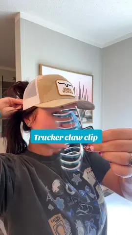 GALS! If you’re a hat girlie RUN and grab you one of these trucker claws! They are amazing and so functional ✨ #western #westernstyle #clawclip #clawcliphairstyles #fyp 