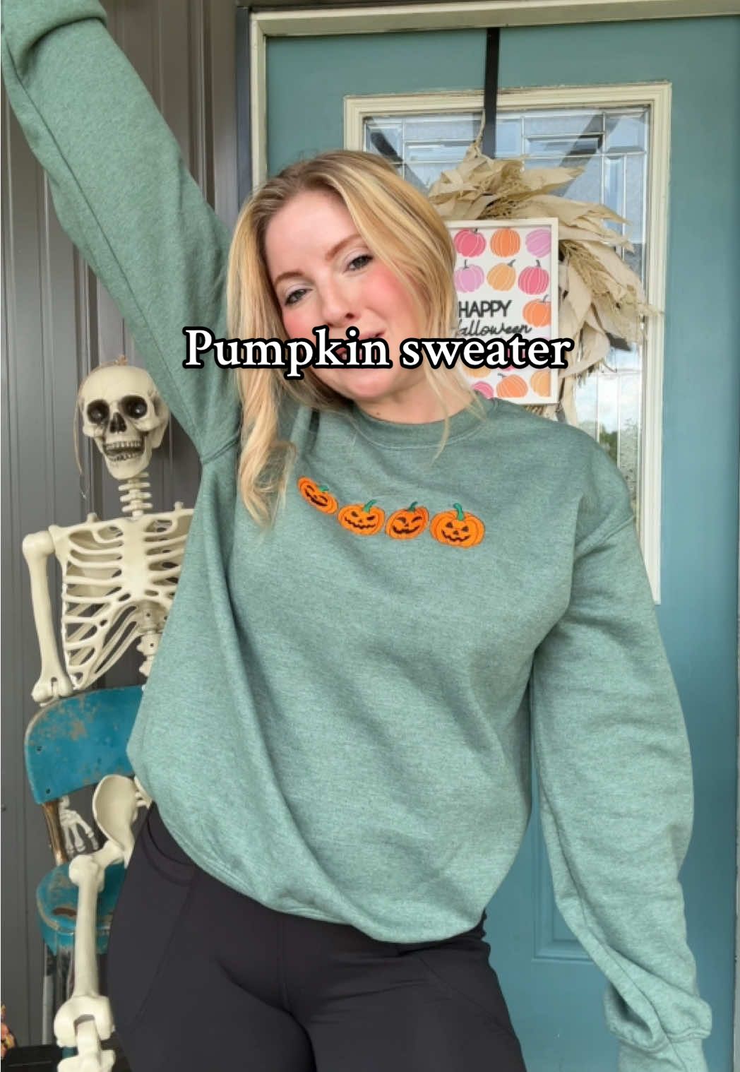 I ADORE this dang sweatshirt! This pumpkin embroidered sweatshirt is going to be my go to this fall! #sweatshirt #embroidered #embroideredcrewneck #sweaterweather #tiktokshoplabordaysale 