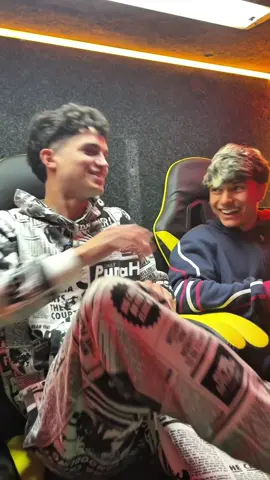 @valennferreiro y @santiagomotolo compitiendo en un partido de FIFA por una caja de los originales bajoneros 🎮  #fifa #game #playstation #alfajor #chocolate 