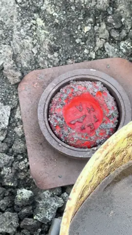 Produzione di portaceneri alla bocca effusiva da parte delle guide Un’arte rara e spettacolare: la lava, estratta direttamente dal canale lavico, viene modellata sul posto con abilità, nascono portaceneri unici, oggetti che raccontano la potenza del vulcano e la tradizione delle guide.  🤝 Collaborazione tra la Cooperativa delle Guide di Etna Sud e le Guide Vulcanologiche Etna Nord  ⸻ #guidevulcanologiche #Etna #EtnaVolcano #EtnaExperience #EtnaLava       