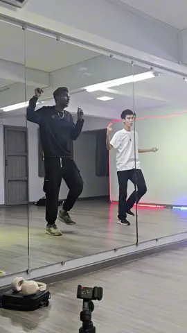 လည်ချောင်းက သီချင်းတွေ  မဆိုနိုင်သေးတော့ အနုပညာနဲ့  ဆက်စပ်တဲ့ ပညာမှန်သမျှကို အချိန်ပေးပြီး ကြိုးစားပြီး လေ့လာ  သင်ယူ နေပါတယ် ခင်ဗျာ။ အကသင်တန်းလေးကလည်း အပါအဝင်ပေါ့။#မောင်အမည်မသိ #anonimus #dance #dancer #foryou 