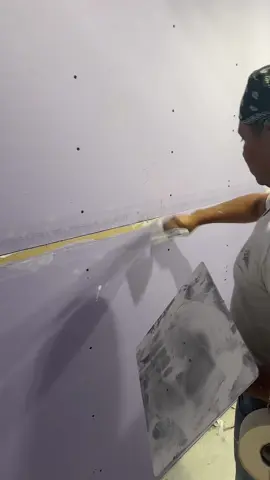 Así es como se pone tape a mano las uniones de panel de yeso sheetrock#drywallfinisher #contructionworker 