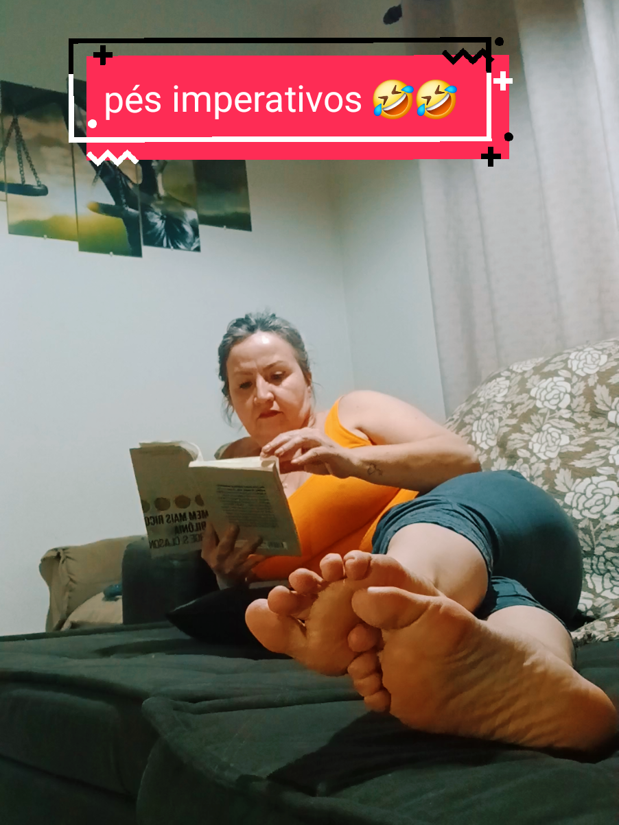 quando nao paro nem pra ler kkk salto alto nesse calor tirei, tirei o tenis, pes descalços, solas dos pes livres ..alivioooo #solas #sossego #pes #leitura 