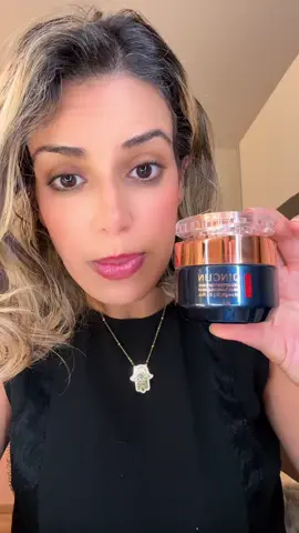 Meilleur crème à rage, unissant effet conçu pour l’épaule délicate qui éveille la vitalité de la peau avec une texture régente et non Holland il peut être utilisé le matin et le soir. @qinglin 