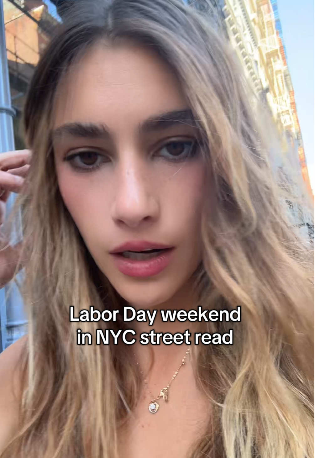 Street reads are coming back #ldw #laborday #nyc #nyclife #reading #readingpeople #streetsnap #humor #sarcastic #nyfw #nyer #newyorker 