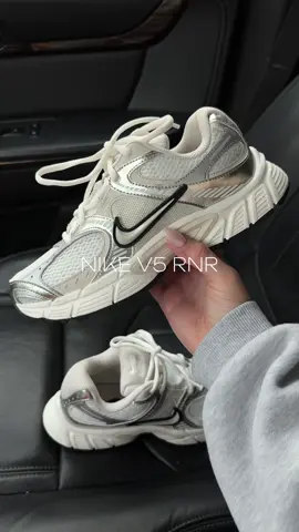 White and white colorway is just 🧑‍🍳chefs kiss💋 #nikev5rnr #senakers #fall 