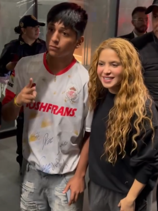 Shakira con fans en CDMX! 😍 #Shakira #LMYNLWorldTour #CDMX #Mexico 